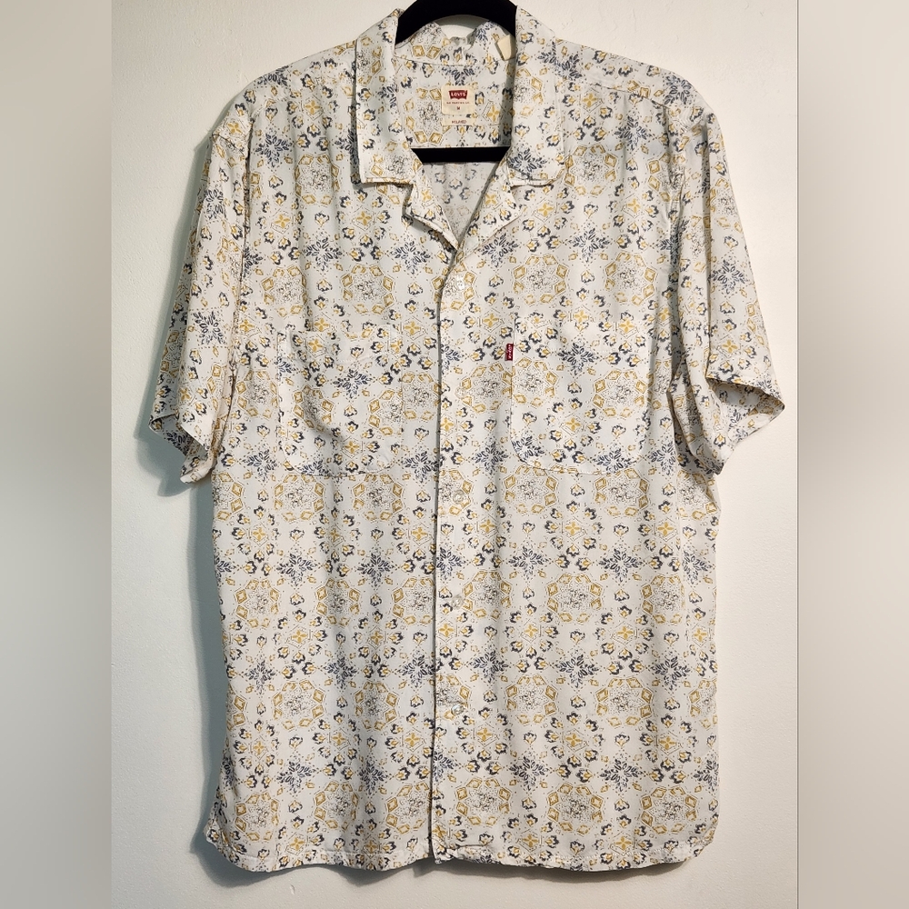Levi's Casual White and Yellow Button Down Shirt. E14
